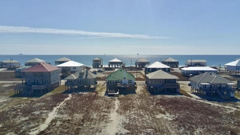 Family Waterfront Island Home Dock Hot Tub - image 28