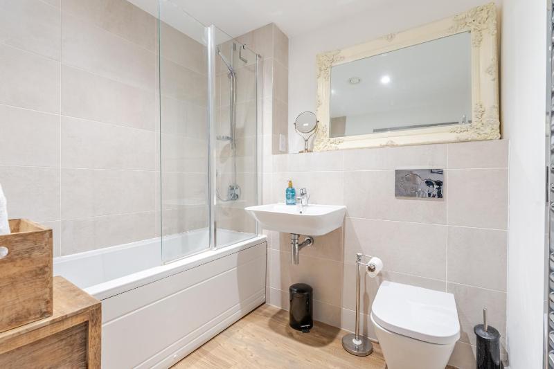 Gorgeous 2 Bed Apartment in Arnos Vale Bristol - image 10