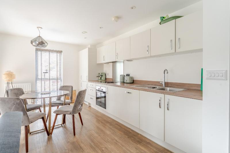 Gorgeous 2 Bed Apartment in Arnos Vale Bristol - image 9