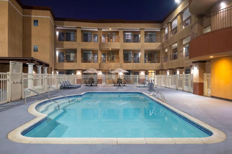 Ramada Suites by Wyndham San Diego/Hotel Circle Area - image 6