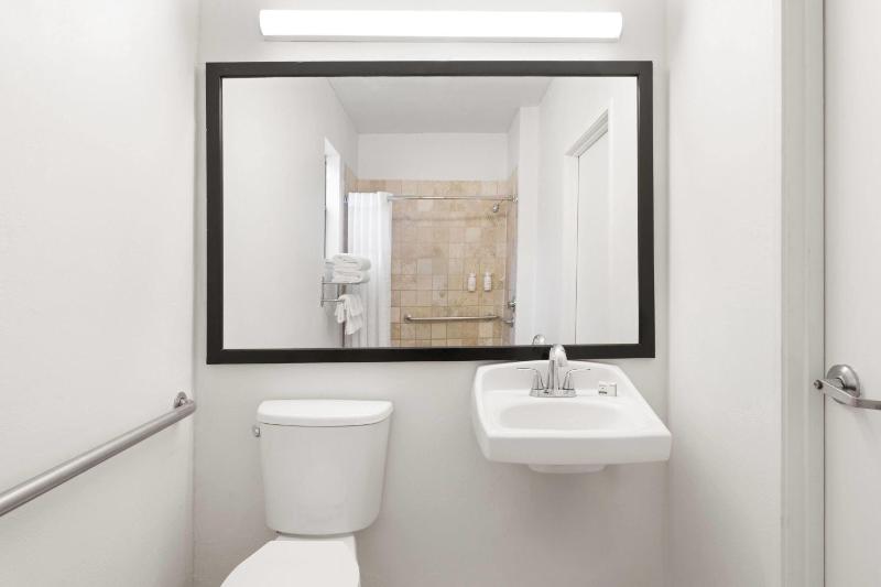 Ramada Suites by Wyndham San Diego/Hotel Circle Area - image 11