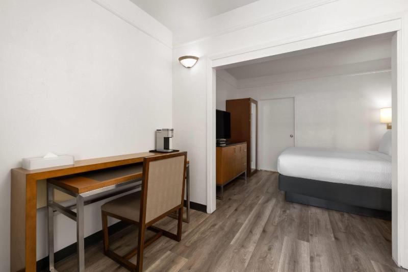Ramada Suites by Wyndham San Diego/Hotel Circle Area - image 15