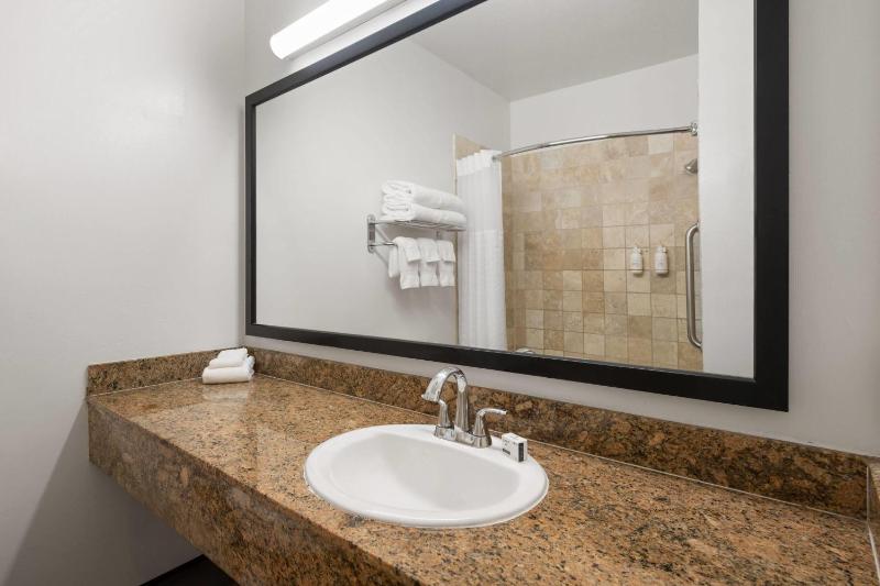 Ramada Suites by Wyndham San Diego/Hotel Circle Area - image 4