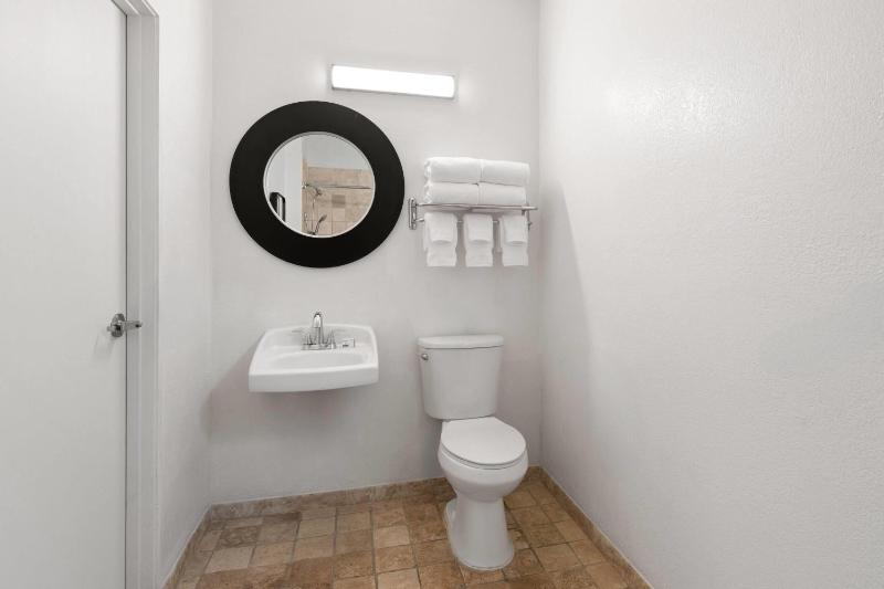 Ramada Suites by Wyndham San Diego/Hotel Circle Area - image 5