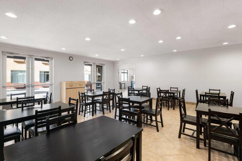 Ramada Suites by Wyndham San Diego/Hotel Circle Area - image 13