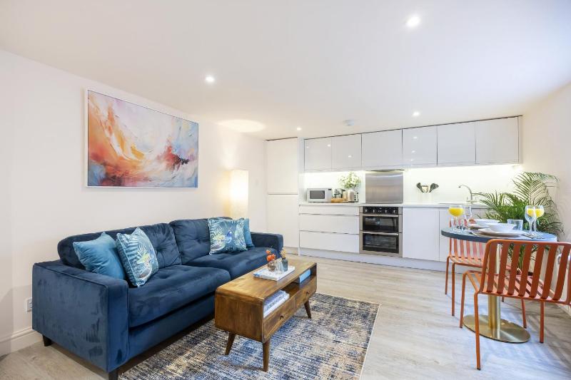 Stylish 1-Bed Apartment in Fairview - image 1