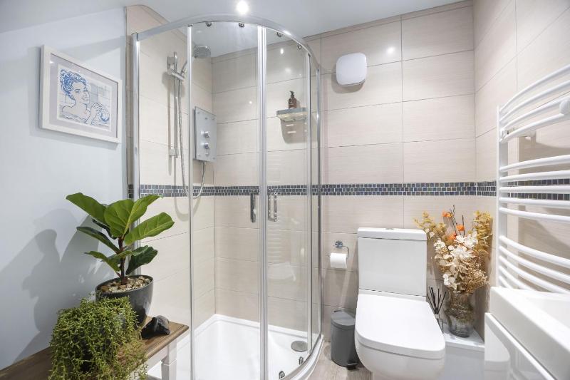 Stylish 1-Bed Apartment in Fairview - image 11