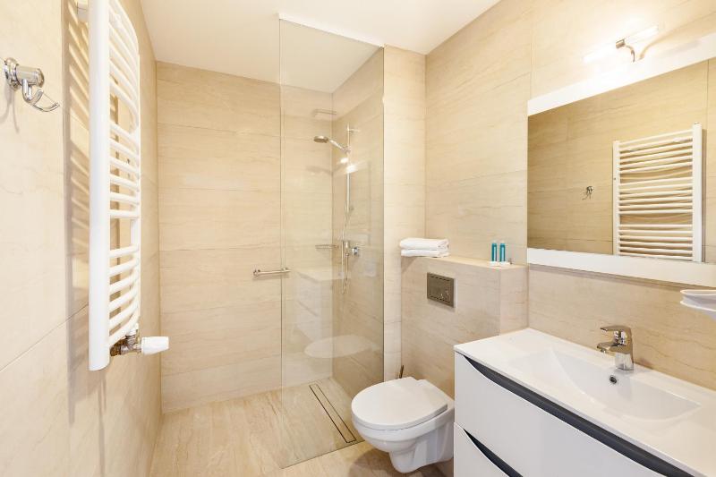 Standard King Room image 3