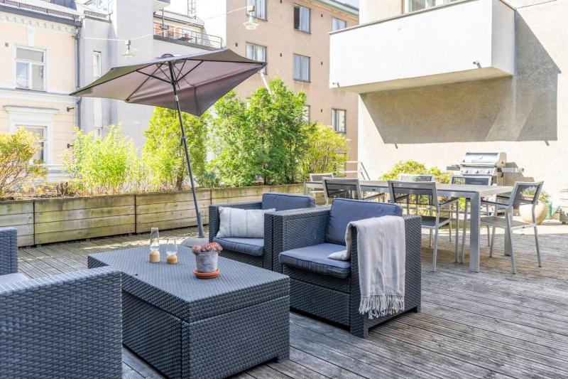 Spacious one-bedroom apartment on a pedestrian street right in the city center - image 14