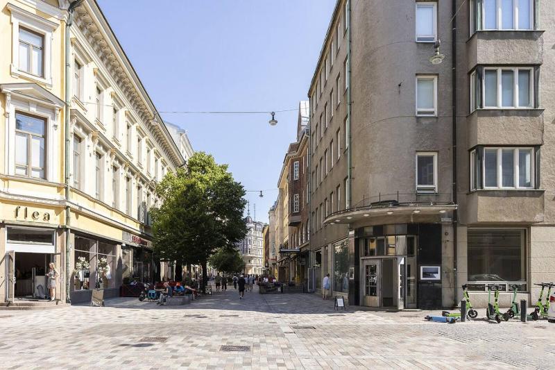 Spacious one-bedroom apartment on a pedestrian street right in the city center - image 12