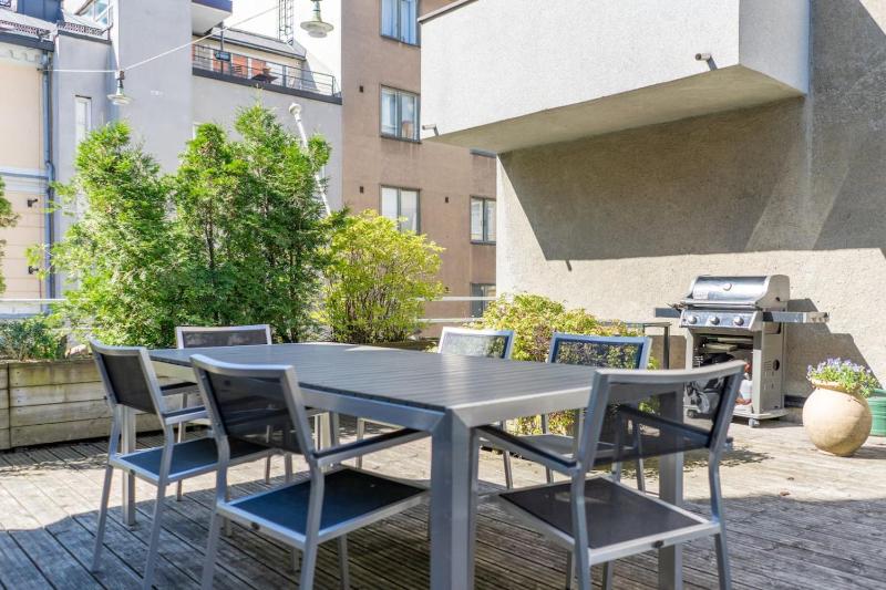 Spacious one-bedroom apartment on a pedestrian street right in the city center - image 7