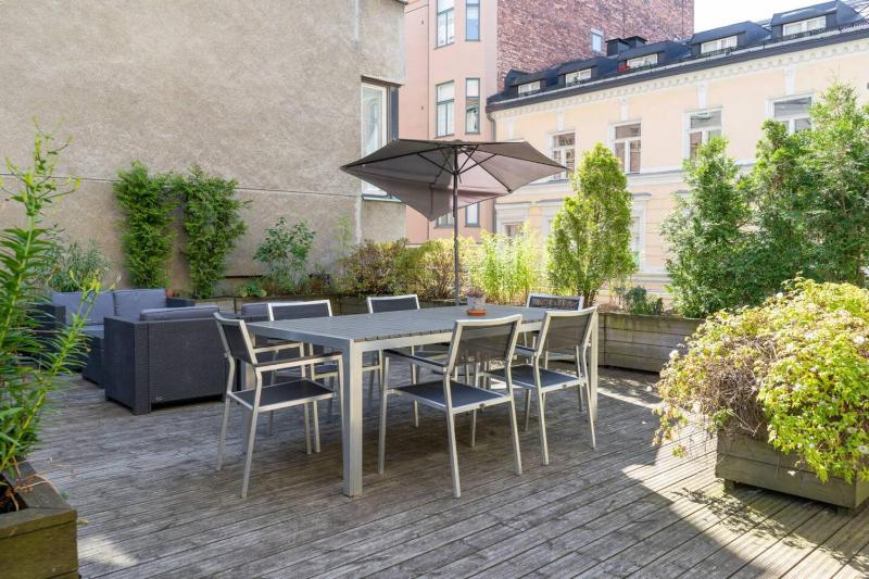 Spacious one-bedroom apartment on a pedestrian street right in the city center - image 13