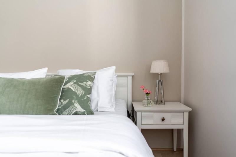Spacious one-bedroom apartment on a pedestrian street right in the city center - image 3