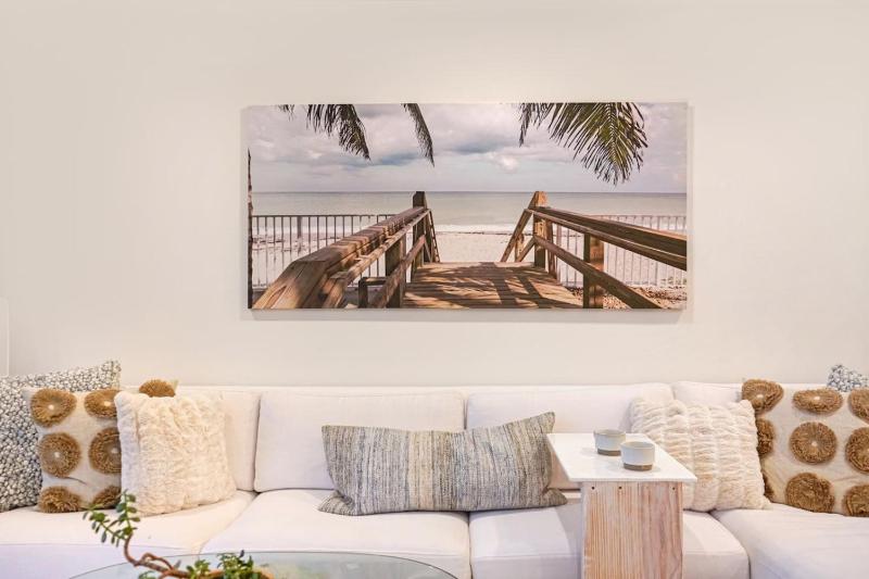 Luxury Beach Cottage - image 9
