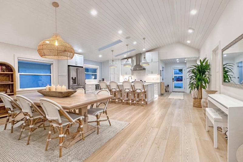 Luxury Beach Cottage - image 42