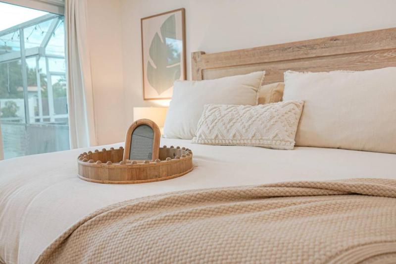 Luxury Beach Cottage - image 28