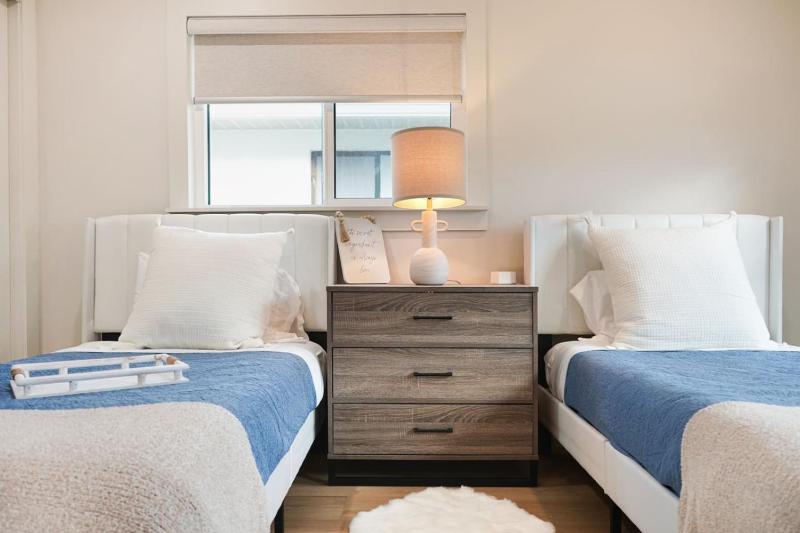 Luxury Beach Cottage - image 39