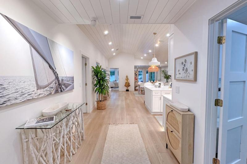 Luxury Beach Cottage - image 44