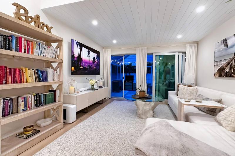 Luxury Beach Cottage - image 27