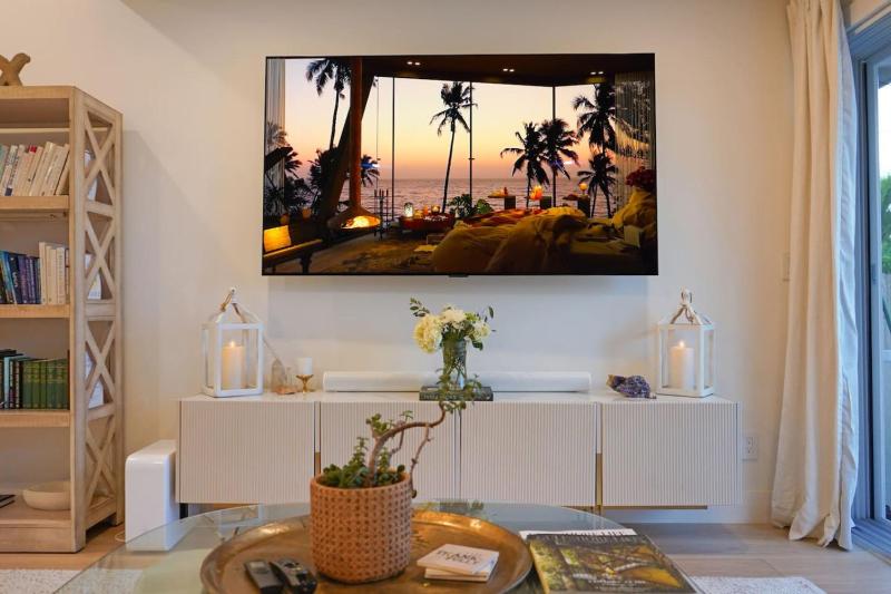 Luxury Beach Cottage - image 29