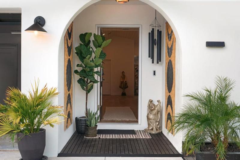 Luxury Beach Cottage - image 31
