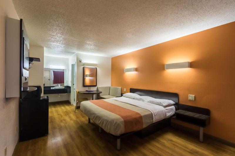 Deluxe King Room - Non-Smoking image 4