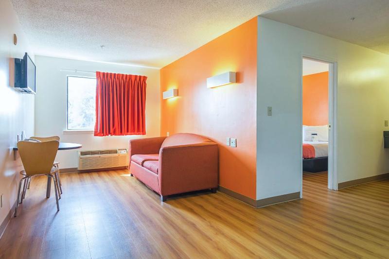Deluxe King Room - Non-Smoking image 2