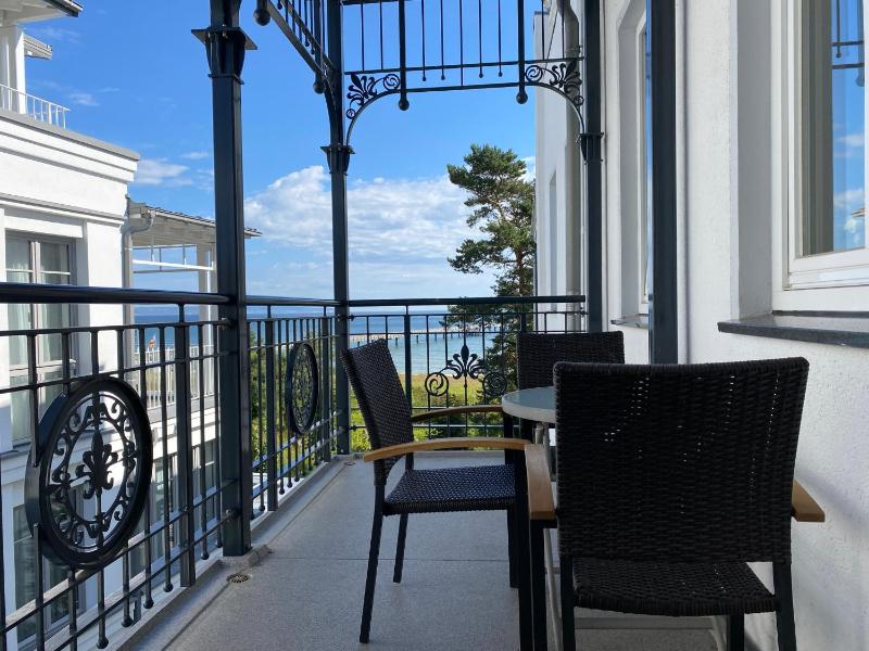 Villa Strandblick in Binz FeWo direkt am Strand mit Balkon und seitlichem Meerblick - image 8