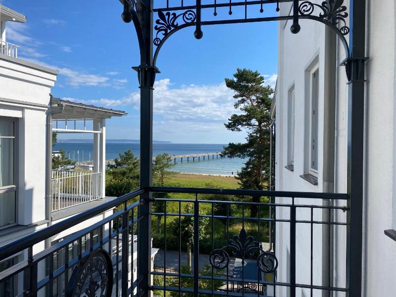 Villa Strandblick in Binz FeWo direkt am Strand mit Balkon und seitlichem Meerblick - image 13