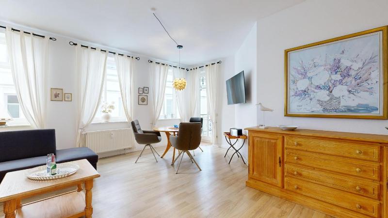 Villa Strandblick in Binz FeWo direkt am Strand mit Balkon und seitlichem Meerblick - image 11