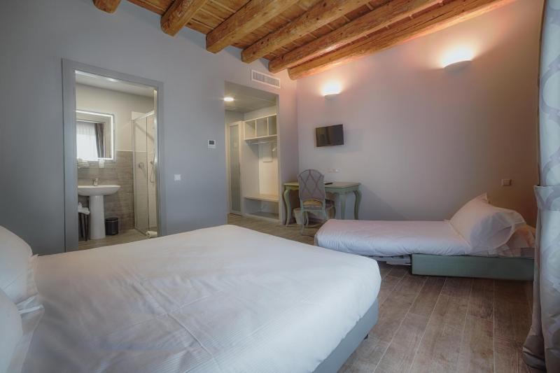 Double Room with Extra Bed image 3