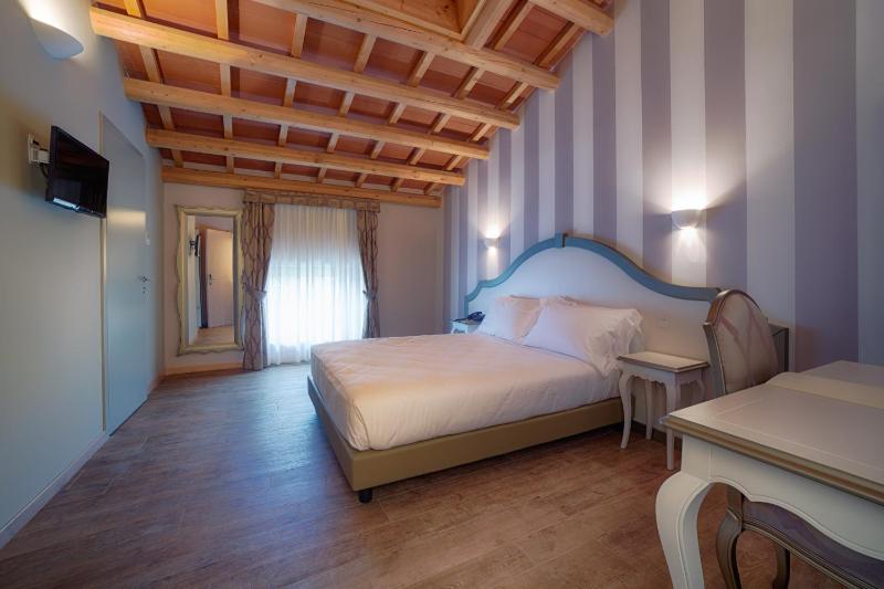 Deluxe Room image 1
