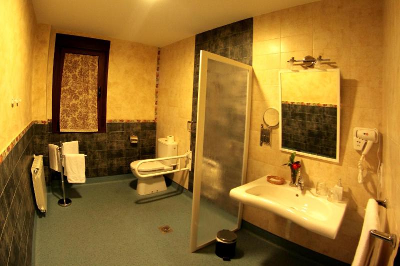 Twin Room - Disability Access image 2