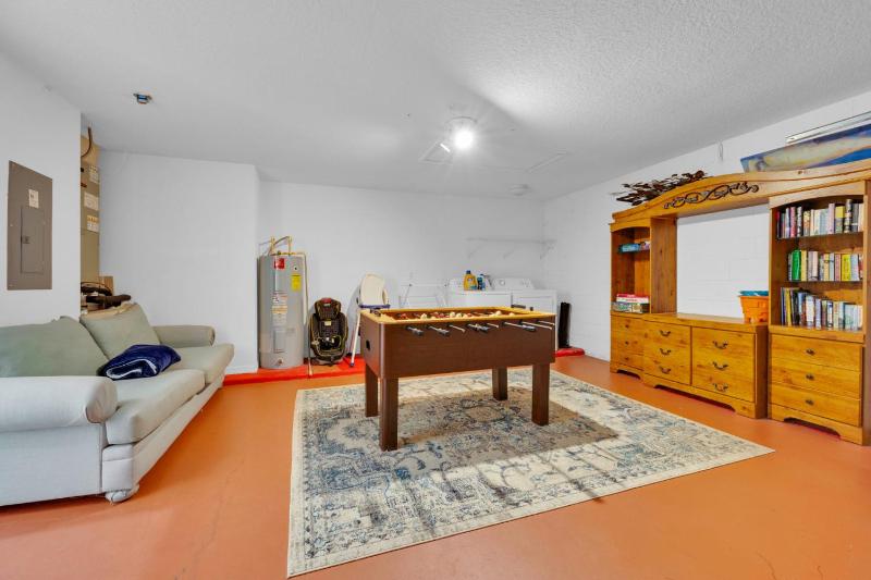 Spacious Emerald Home with Pool Lanai Near Disney - image 6