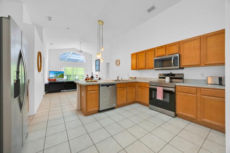 Spacious Emerald Home with Pool Lanai Near Disney - image 15