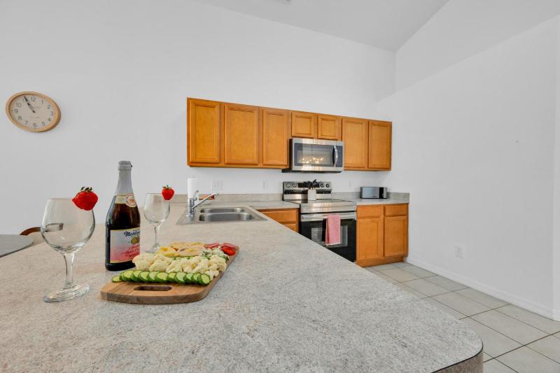Spacious Emerald Home with Pool Lanai Near Disney - image 2