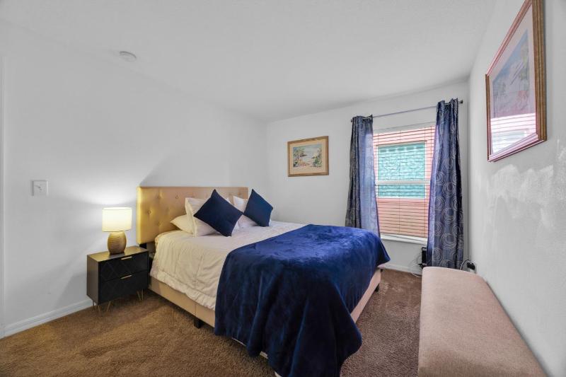 Spacious Emerald Home with Pool Lanai Near Disney - image 10