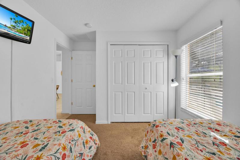 Spacious Emerald Home with Pool Lanai Near Disney - image 14