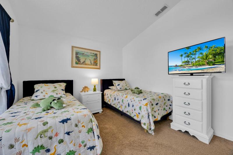 Spacious Emerald Home with Pool Lanai Near Disney - image 36