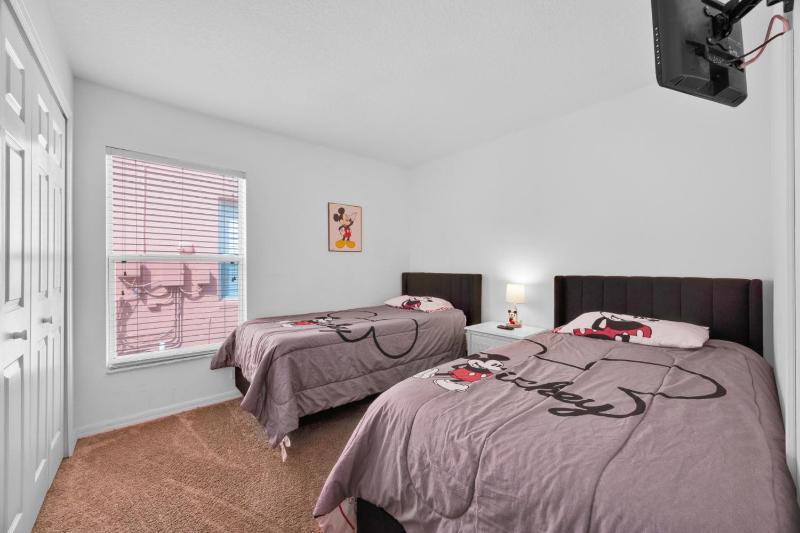 Spacious Emerald Home with Pool Lanai Near Disney - image 26
