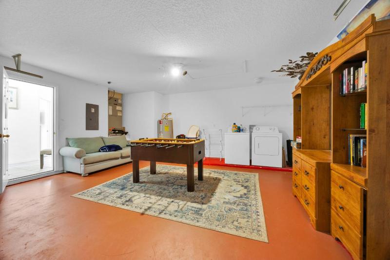 Spacious Emerald Home with Pool Lanai Near Disney - image 19