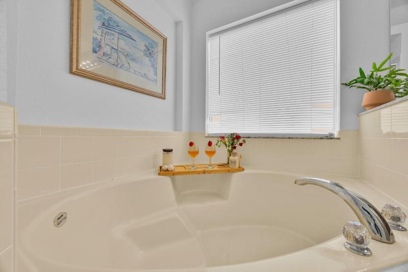 Spacious Emerald Home with Pool Lanai Near Disney - image 11