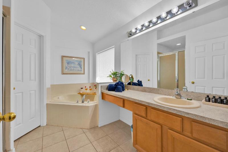 Spacious Emerald Home with Pool Lanai Near Disney - image 41