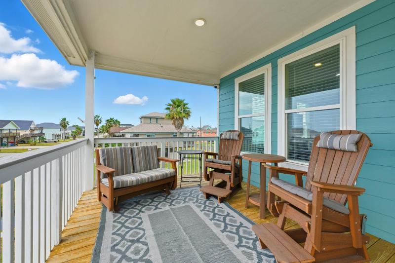 Walk to Beach Deck Patio Fenced Yard - image 11