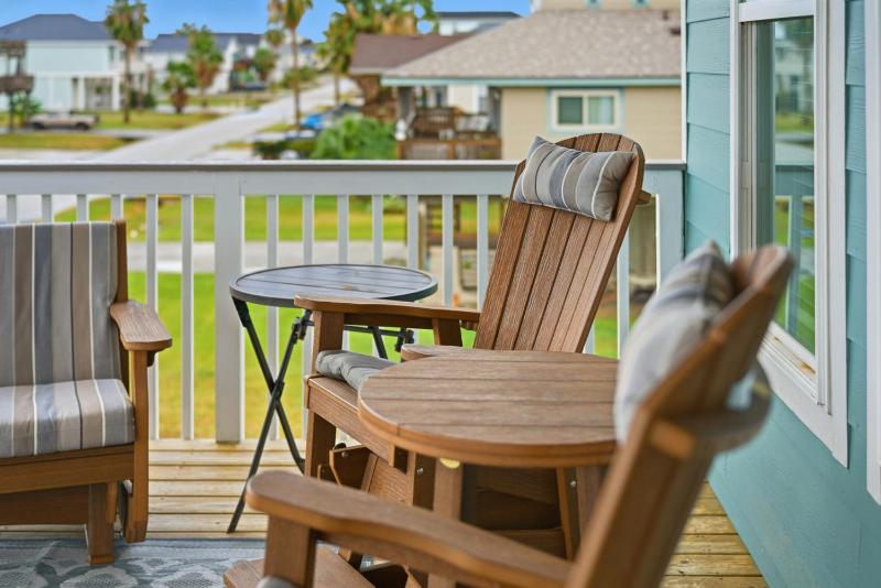 Walk to Beach Deck Patio Fenced Yard - image 22