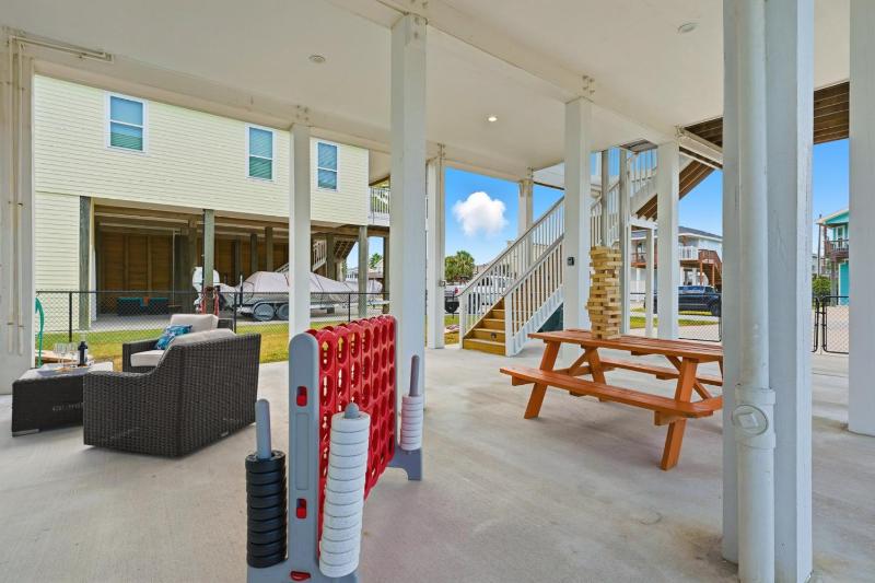 Walk to Beach Deck Patio Fenced Yard - image 29