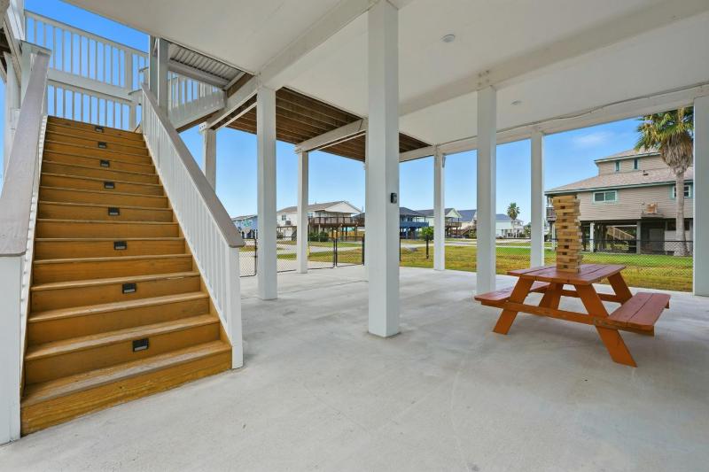 Walk to Beach Deck Patio Fenced Yard - image 28