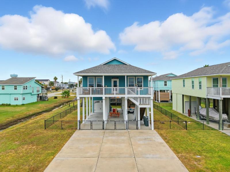 Walk to Beach Deck Patio Fenced Yard - image 43