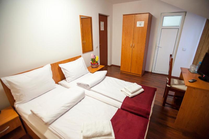 Twin Room image 4