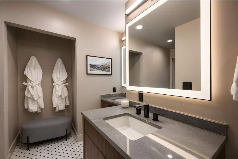 New Luxurious 4BR w Central AC in Aspen's Core - image 39